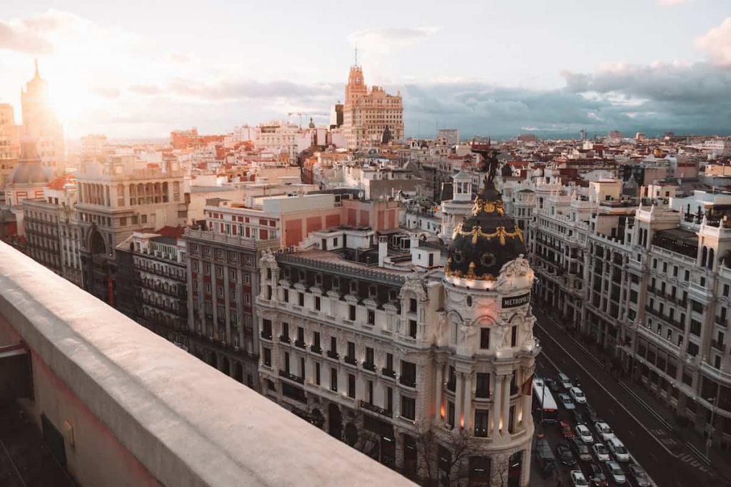 qué visitar en Madrid gran vía prepara tu maleta