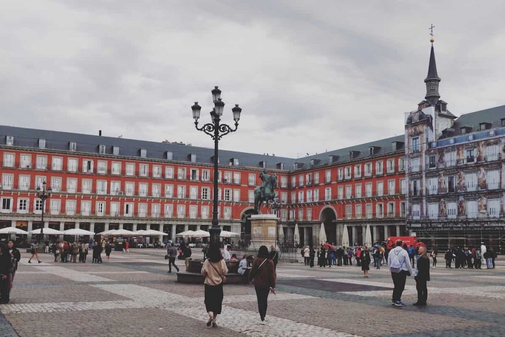 viaje a Madrid plaza mayor prepara tu maleta