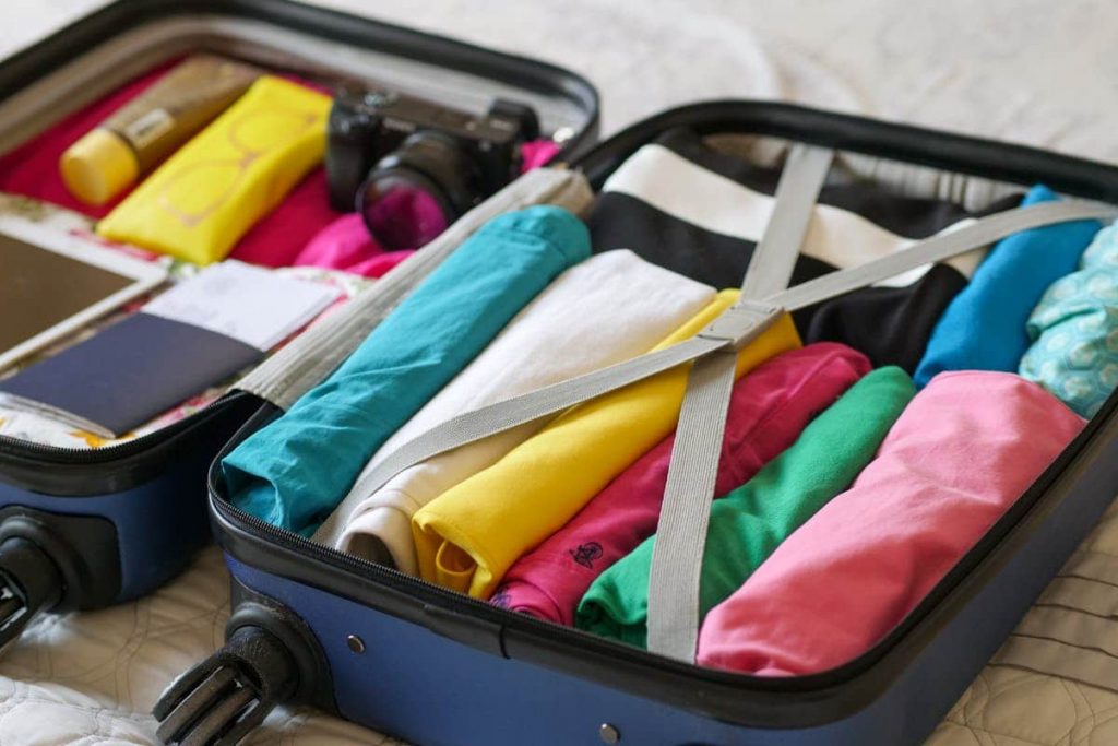 cómo hacer una maleta de viaje ropa enrollada prepara tu maleta