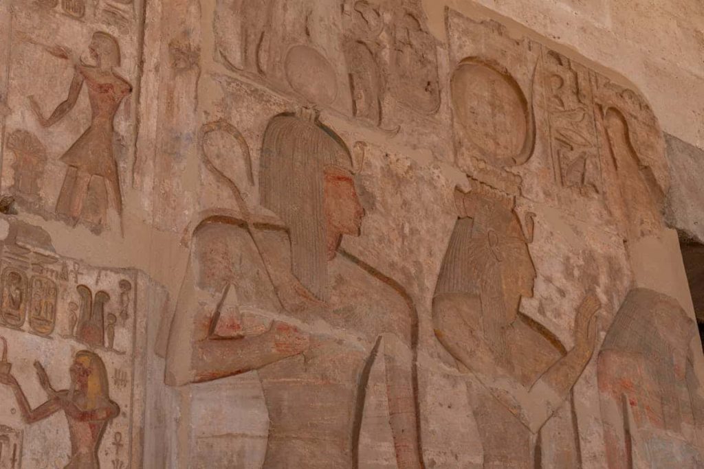 viajar a Egipto por libre pared símbolos prepara tu maleta