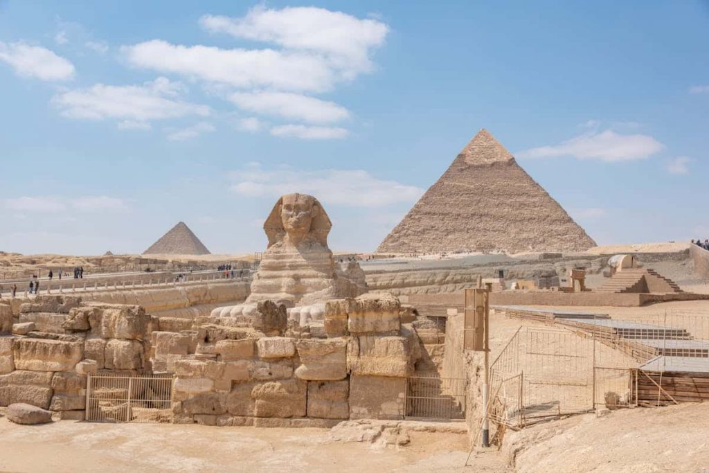viajar a Egipto por libre pared pirámides y esfinge tu maleta