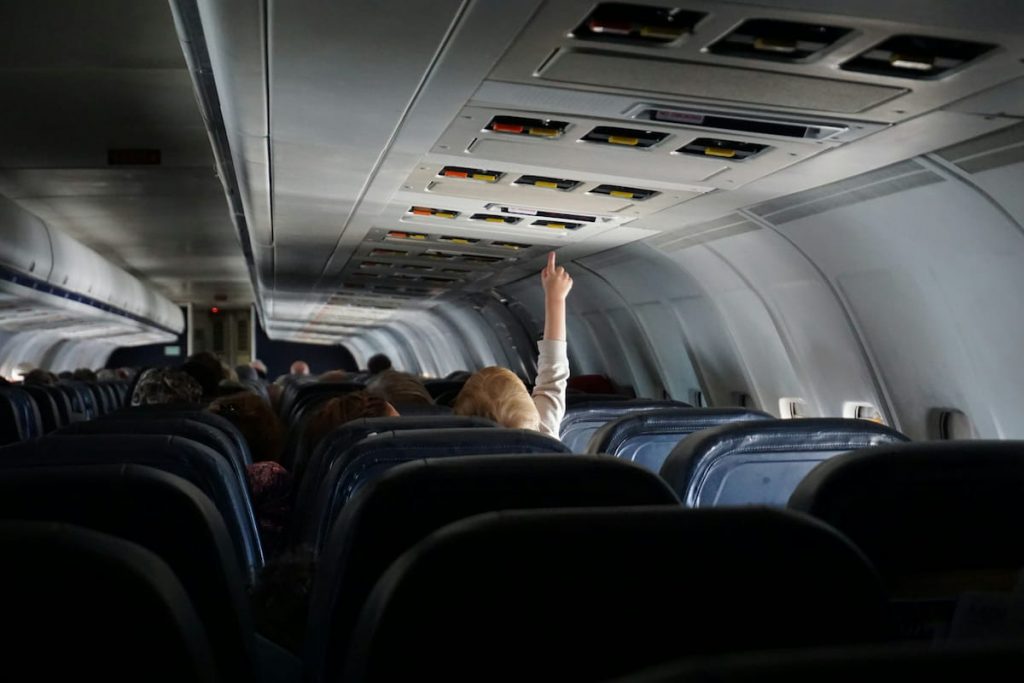 viajar con bebés en el avión asistencia prepara tu maleta